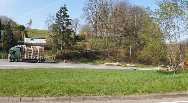Die Unfallstelle an der Steigungsstrecke der B 62 war bis etwa 16.30 Uhr gesperrt. (Foto: Polizeiinspektion Altenkirchen)