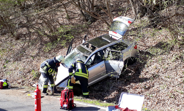 Aus bislang unbekannter Ursache verunglckte am Karfreitag (19. April) auf der Landesstrae L 280 zwischen Niederdreisbach und Schutzbach ein mit vier Personen besetzter PKW. (Foto: Verbandsgemeindefeuerwehr Daaden-Herdorf)