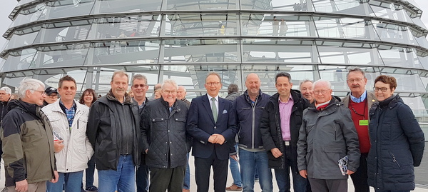 Erwin Rddel, MdB (6. von links) und die Flammersfelder Kommunalpolitiker auf der Kuppel des Reichstags in Berlin. (Foto: privat)