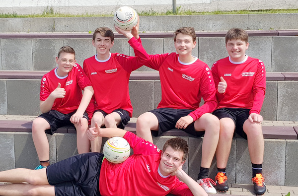 Das U16-Team des VfL Kirchen: (von links) Dustin Glsemann, Nico Elzer, Nils Rathmer, Simon Rommersbach und (vorne) Johnathan Nix. (Foto: VfL Kirchen/Dirk Rtter)