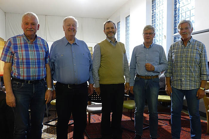 Der geschftsfhrende Vorstand des Linzer Mnnergesangvereins ab Mai 2019, von links nach rechts: Siegfried Bndgen, Norbert Klein, Hans Schmitt, Paul Wipperfrth, in der Mitte Dirigent Axel E. Hoffmann. Foto: Roland Thees