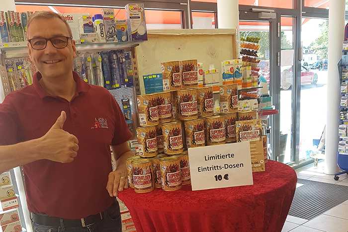 Die limitierten "Comic CONserven" sind u. a. bei Henning Deuster in der Schlossapotheke in Sayn erhltlich. Foto: Stadt Bendorf