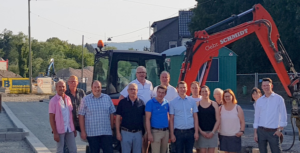 Die Bewerber der CDU in Mudersbach fr die Ortsgemeinderatswahl im September machten sich im Ortsteil Niederschelderhtte vor Ort ein Bild von den laufenden Infrastrukturprojekten. (Foto: CDU Mudersbach)