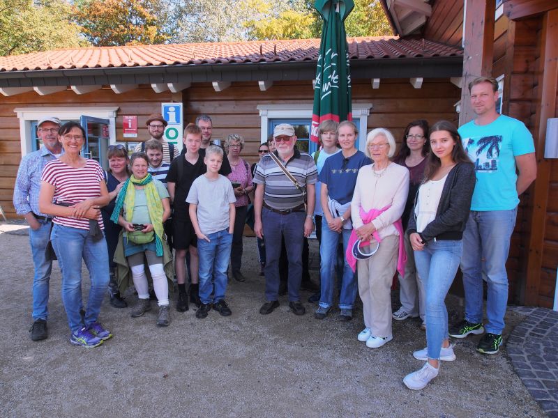 Die Teilnehmer der Bienenwanderung. Fotos: Tatjana Steindorf