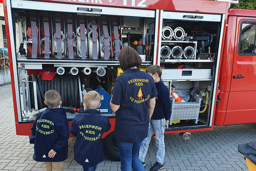 Hier musste der Feuerwehrnachwuchs Ausrstungsgegenstnde erkennen und benennen. Fotos: Feuerwehr VG Puderbach