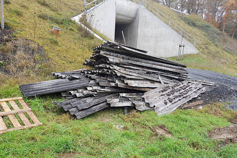 In der Gemarkung Niedererbach wurde asbesthaltiges Material illegal abgelagert. Foto: Pressestelle der Kreisverwaltung
