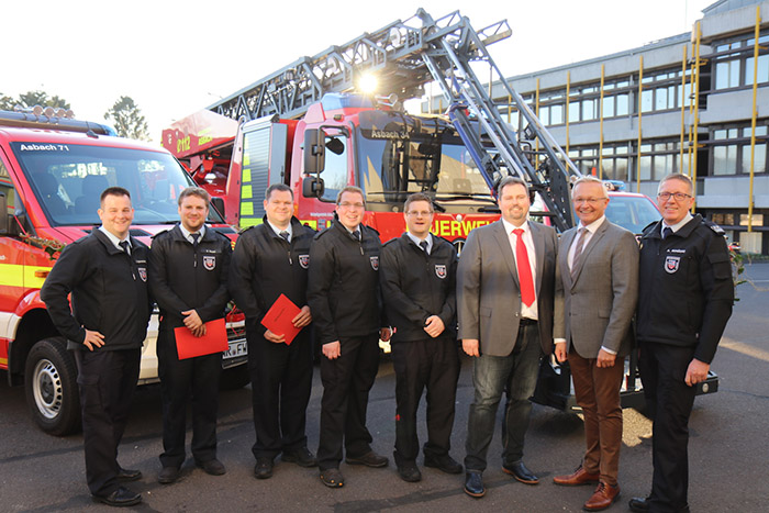 Freuen sind ber die neuen Einsatzfahrzeuge: Andreas Hausmann, Timo Hoss, Markus Winter, Wehrfhrer Daniel Limbach, stv. Wehrfhrer Marc Stephan Klein, VG-Brgermeister Michael Christ, Landrat Achim Hallerbach und Wehrleiter Arnold Schcke (v.li.). Fotos: Feuerwehr VG Asbach