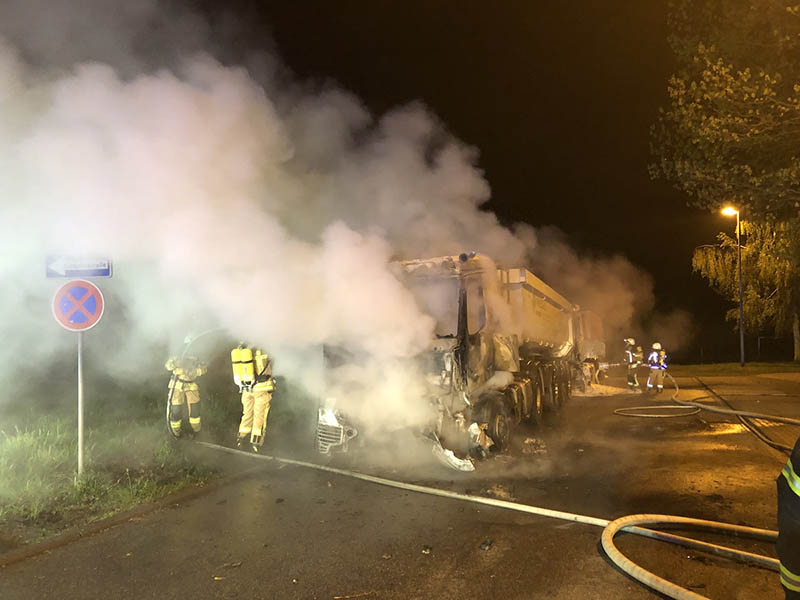 Brandstiftung: Zwei LKW in Vollbrand - Hoher Sachschaden 