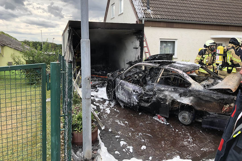 In Rotterheide stand Garage in Vollbrand