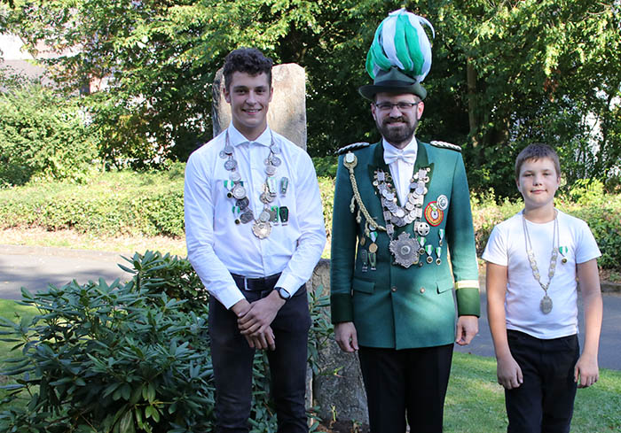 von links: Jungschtzenknig Kristian Boden, Schtzenknig Michael Zimmermann, Schlerprinz Moritz Kammerer. Foto: Verein