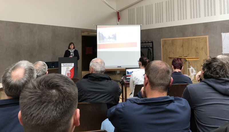 Die zustndige Fachbereichsleiterin Dorothea Oberlander erlutert den interessierten Workshop-Teilnehmern den aktuellen Sachstand. Foto: privat