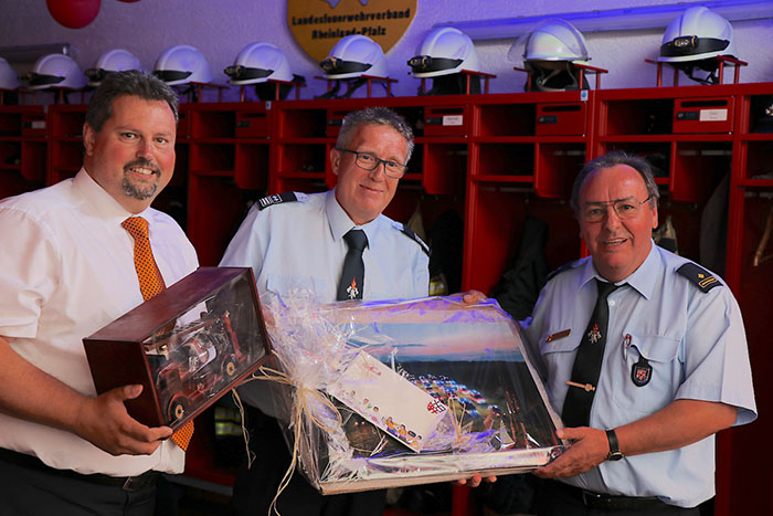 Dank an Kreisfeuerwehrinspekteur Werner Bcking fr die langjhrige und sehr gute Zusammenarbeit. Fotos: Feuerwehr VG Asbach