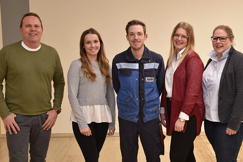 Ausbilderin Sarah Schmitz (r.) und Personalchef Dirk Reuschenbach (links) freuen sich ber die sehr guten Abschlsse von Jessica Meyer, Pascal Wenneckers und Selina Haupt. Foto: SWN