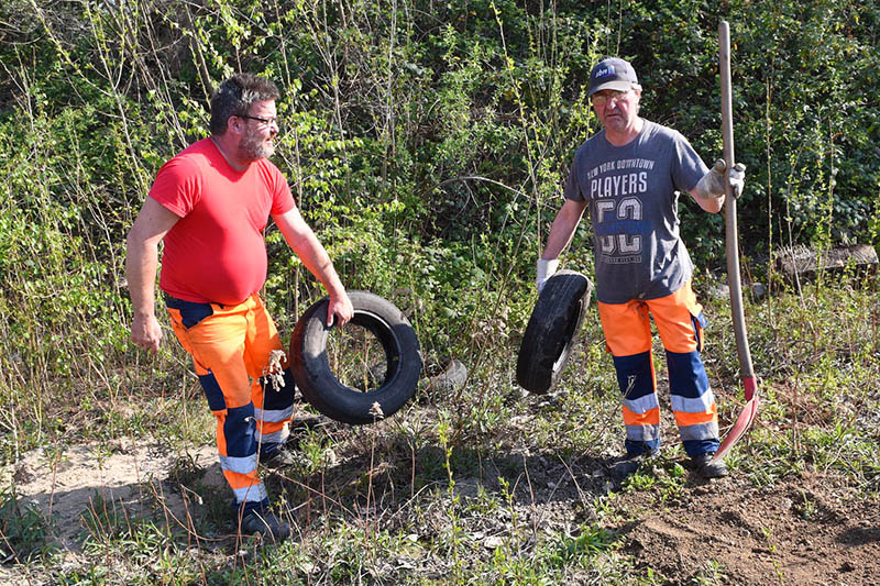 Altreifen waren schon immer ein Problem bei illegalen Mllkippen. Derzeit kommen die SBN-Mitarbeiter, hier Andr Fischer (l.) und Michael Klein, trotz erschwerter Bedingungen wegen dem Corona-Virus kaum hinterher, um die gemeldeten Abflle zu entsorgen. Foto: SBN