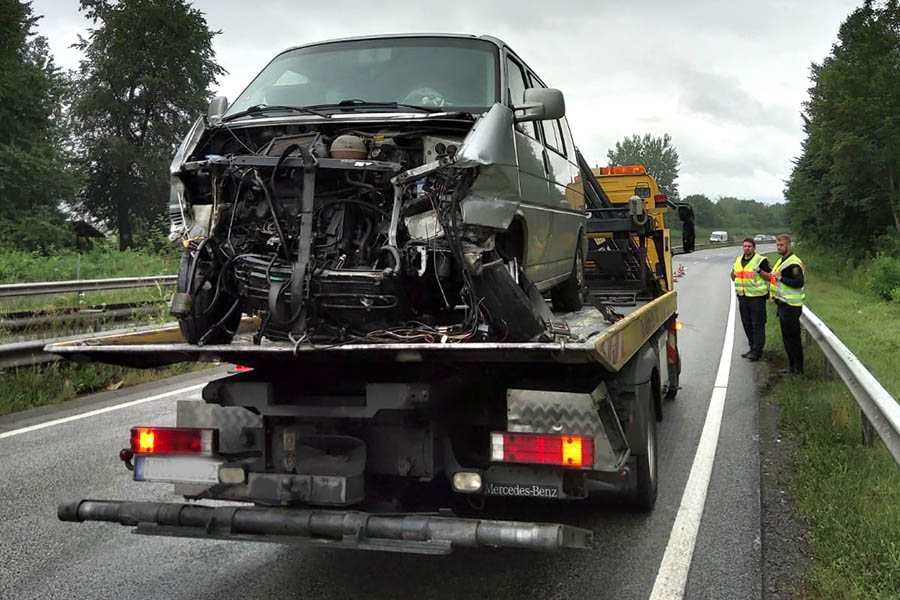 Nach Unfall liefen groe Mengen Betriebsstoffe auf B 256