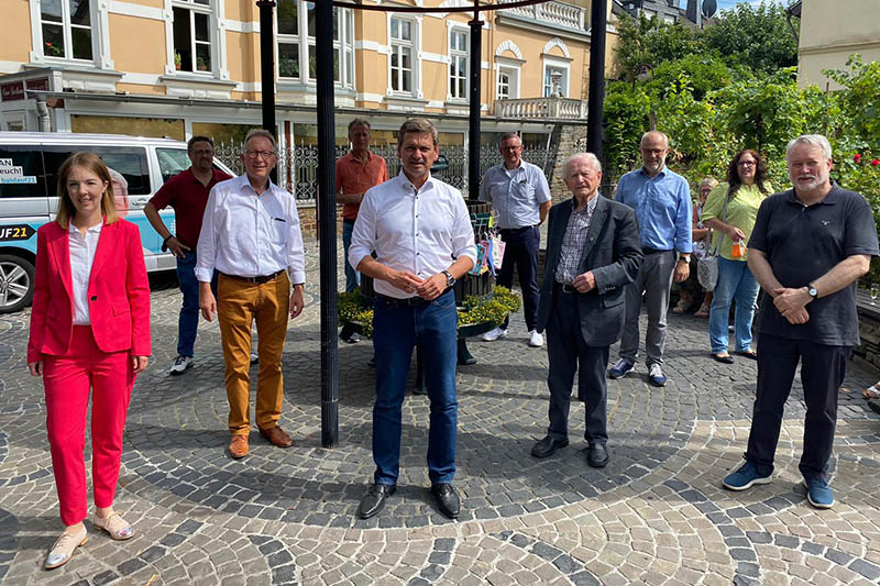 Ellen Demuth, Erwin Rddel, Christian Baldauf, Heinz Schwarz, Alfons Muhoff, Wolfgang von Keitz an der Alten Kelter in Unkel. Fotos: CDU Unkel.