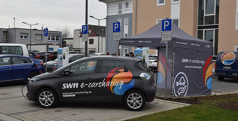 Zuletzt informierten die SWN vor Ort am Zeppelinhof. Am Carsharing-Punkt auf dem Parkplatz der Deichwelle kann man sich registrieren, aber auch mit eingefleischten E-Auto-Fahrern austauschen. Foto: SWN
