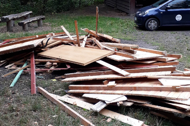 Gleich mehrere Bretterwnde, Tren und andere Teile eines Verschlags oder einer Htte wurden an der Kirchberghtte abgelagert. Foto: SBN