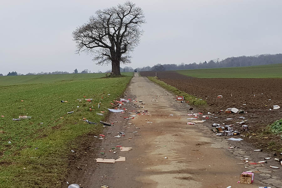 Mlltonnenbrand, Unfall unter Alkohol und Dreck im Feld