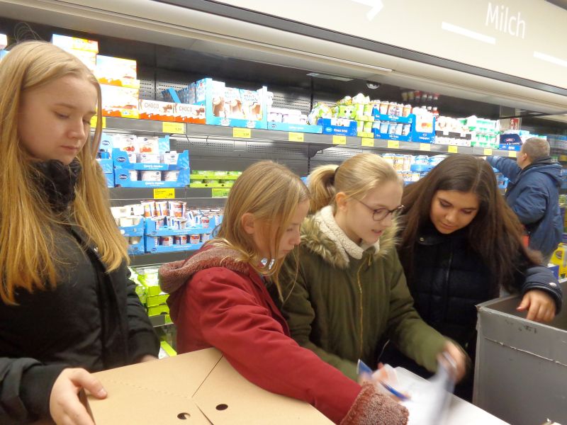 Berufsalltag praktisch erleben - Jugendlichen drfen sich bei ALDI SD in Heiligenroth ausprobieren. Fotos: Wirtschaftsfrderungsgesellschaft