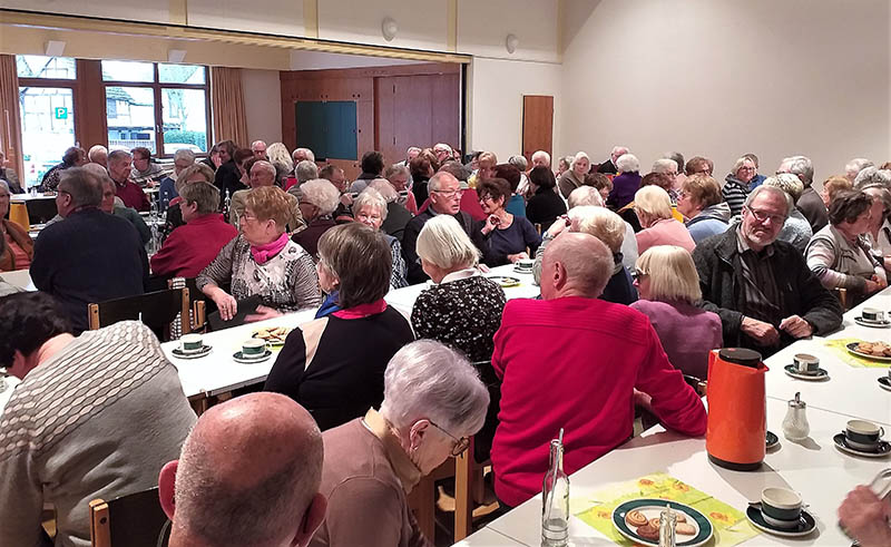 Ein vollbesetztes Gemeindehaus beim Filmnachmittag. Foto: Georg Schuch

                         