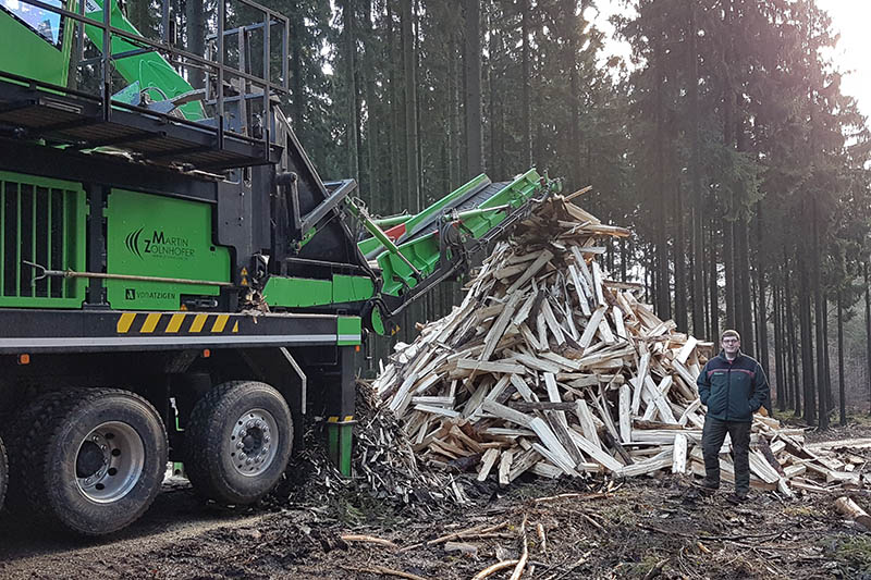 Foto: Der LKW spuckt sauber gespaltenes Nadelholz auf groe Haufen.