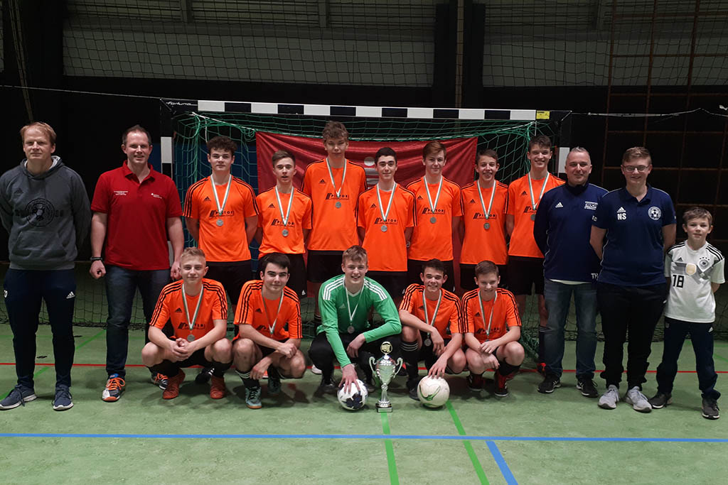 Die JSG Westerburg ist Titeltrger bei der Futsal-Hallenkreismeisterschaft 2020 im Fuballkreis Westerwald/Sieg; (links stehend Trainer Christof Ober). Foto: Willi Simon