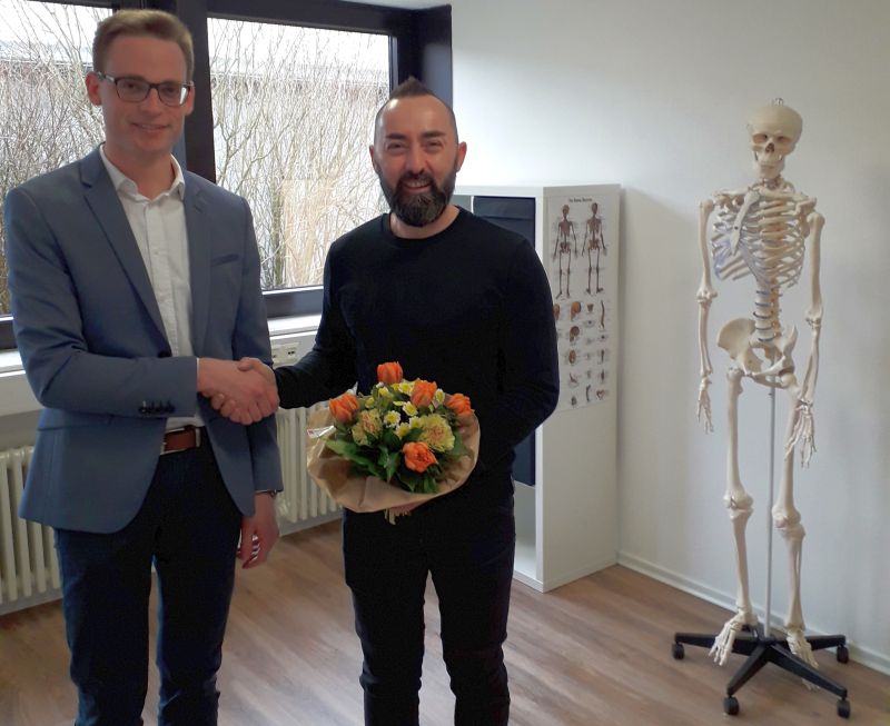 1. Beigeordneter Matthias Schneider gratuliert Jannis Batsaras zu seiner Praxis. Foto: privat 