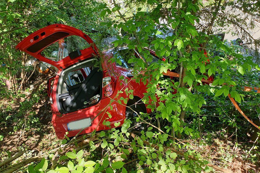 PKW fuhr in Hang, Feuerwehr befreite Fahrerin aus Zwangslage