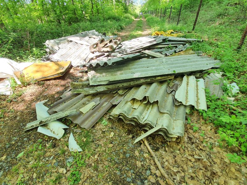 Welleternitplatten in der Landschaft entsorgt