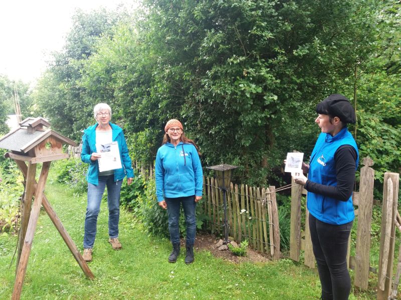 Katharina Kindgen und Britta Moor (Fledermausbeauftragte) berreichen die Fledermausplakette an Rita Schneider. Foto: K. Kindgen