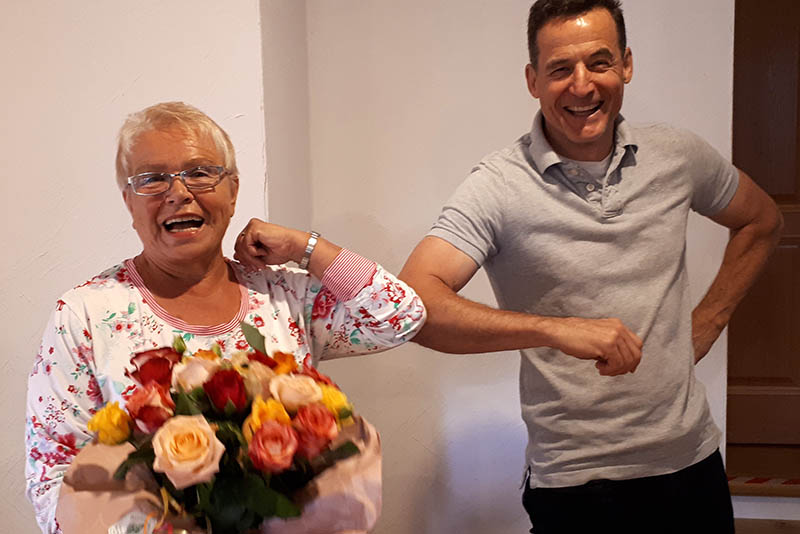 Der Vorsitzende der Rheinbreitbacher CDU-Ratsfraktion Arne Kenzlen dankt seiner ausscheidenden Stellvertreterin Anita Unkels mit einem Blumenstrau fr ihren langjhrigen Einsatz fr Rheinbreitbach. Foto: privat