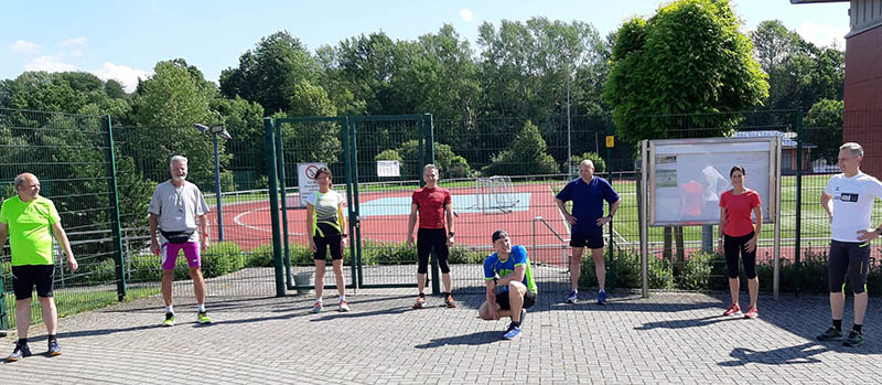 Mit Abstand trainiert der Lauftreff Puderbach jetzt auch wieder gemeinsam, animiert von Lauftreffchef Karl-Werner Kunz. Fotos: Verein