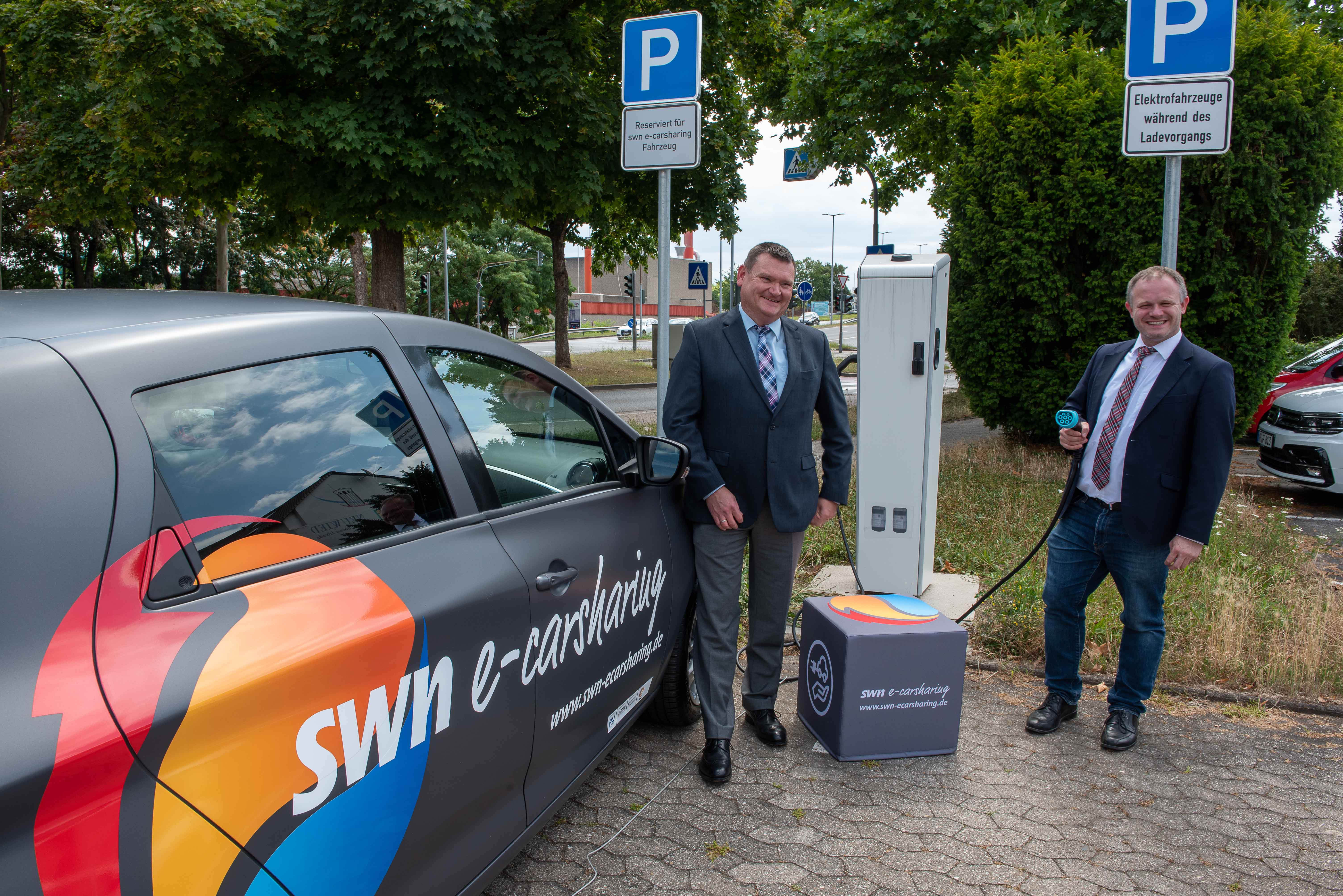 Oberbrgermeister Jan Einig (rechts) und SWN-Geschftsfhrer Stefan Herschbach nahmen die siebte Carsharing-Station an der Stadtverwaltung in Betrieb. Foto: SWN