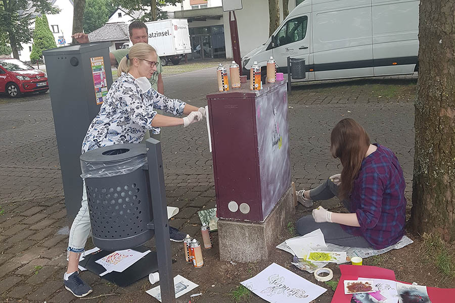 Marita Haubrich, Rhea Maria Fischer und Lea Massing verschnerten die Verteilerksten am Yzeurer Platz mit Stencil Graffiti. Fotos: Stadt Bendorf