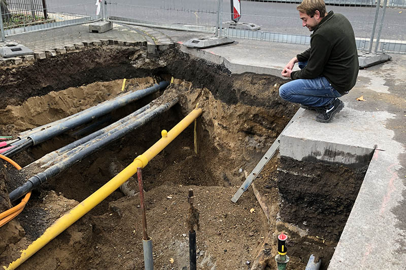 Der Schieber (blau im Vordergrund) konnte mit einer kurzzeitigen Unterbrechung der Versorgung erneuert werden. Am Fu der Leiter deutlich zu sehen: Das Betonwiderlager, das weggestemmt werden muss. Foto: SWN