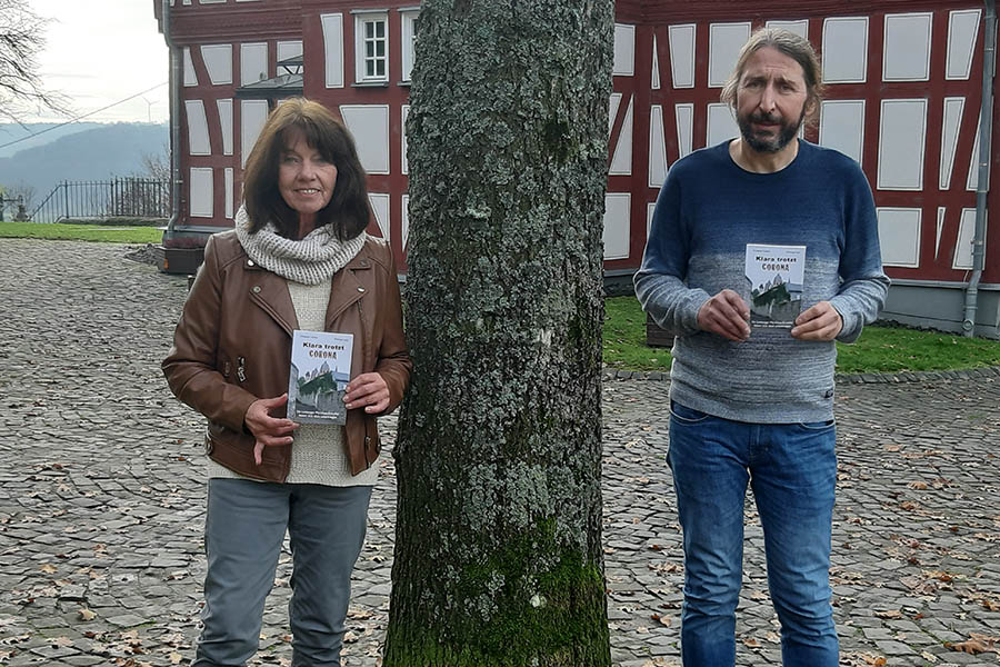 Die Autoren Christiane Fuckert und Christoph Kloft mit ihrem Buch. Fotos: privat