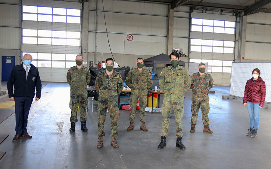 Landrat Achim Hallerbach und Dr. Corinna Trapp mit Soldatinnen und Soldaten in der Fieberambulanz. Foto: Kreisverwaltung