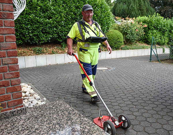 Rolf Franke luft tglich rund 20 Kilometer und sprt mit dem Teppichsucher kleinste Gaslecks auf. Foto: SWN
