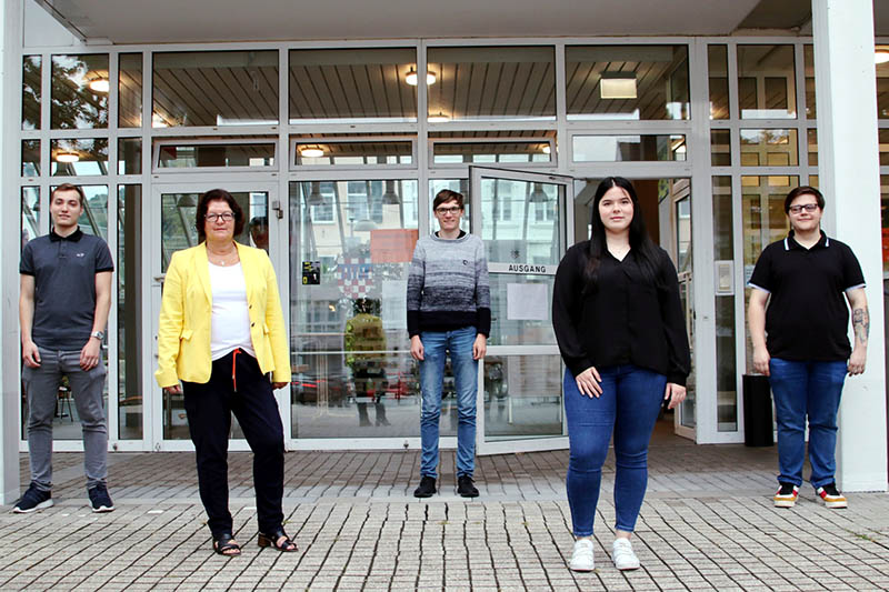 Von links: Tobias Ladin, Ausbildungsleiterin und Stadtkmmerin Sigrid Hofmans, Philipp Bamberg, Melina Grimm und Jan Zagermann. Foto: Stadt Bad Honnef. 