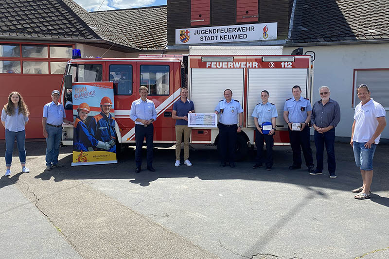 Das Bild zeigt Vertreter der Jugendfeuerwehr Neuwied, Vertreter der CDU Oberbieber mit Jrg Rder und Christian Baldauf. Foto: CDU