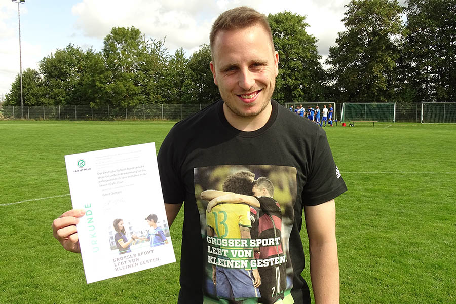 Gerrit Oettgen ist Jahressieger bei der DFB-Aktion Fair ist mehr im Fuballverband Rheinland. Dafr gab es eine DFB-Urkunde, ein Aktions-Shirt sowie eine Einladung zu einem Lnderspiel der deutschen Nationalmannschaft. Fotos: Willi Simon 