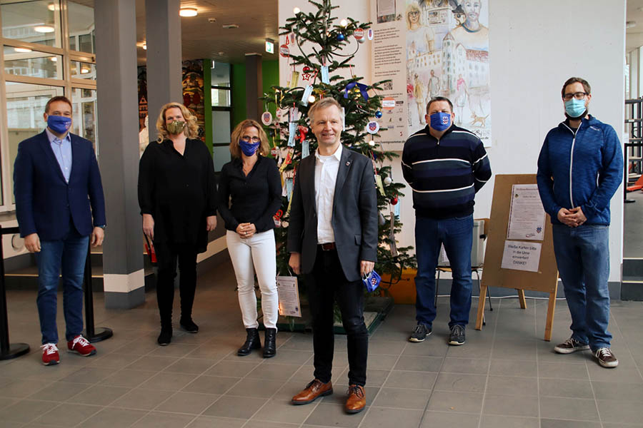 Weihnachtswunschbaumaktion 2020  v. l.: Erster Beigeordneter Holger Heuser, Laura Solzbacher (Hauptsache Familie  Bndnis fr Bad Honnef), Nadine Batzelle (Fachdienstleiterin Soziales und Asyl), Brgermeister Otto Neuhoff, Frank Lw Fachdienst Soziales und Asyl), Felix Sonntag (Fachdienst Soziales und Asyl). Foto: Stadt Bad Honnef