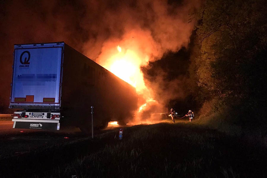 LKW fhrt in Baustellensicherung und geht in Flammen auf