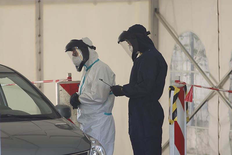 Im Drive-In System wird der Test direkt am Fahrzeug abgestrichen. (Foto: Presseteam TEL Kreis Neuwied)