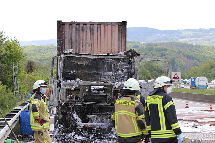 LKW mit Holz brannte auf der Autobahn 