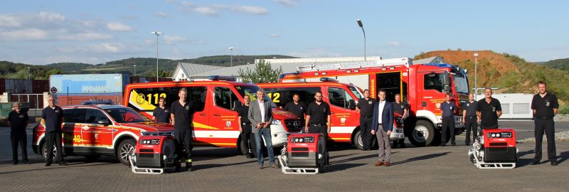 Brgermeister Klaus Mller, Sachbearbeiter Tim Heidrich und Wehrleiter Tobias Haubrich freuen sich gemeinsam mit den verantwortlichen der rtlichen Feuerwehreinheiten ber neue Fahrzeuge und Technik fr die Verbandsgemeindefeuerwehr. Foto: privat