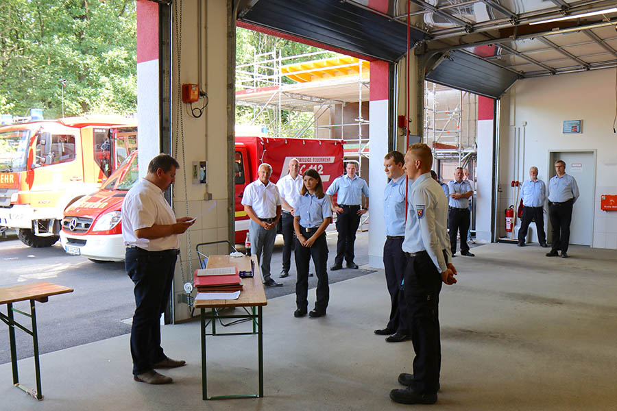 Vier Feuerwehrfrauen und 18 Feuerwehrmnner konnten neu verpflichtet werden. Fotos: Feuerwehr VG Asbach