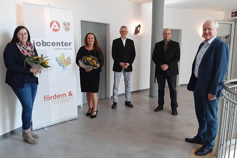 Kleine Feierstunde im Jobcenter Landkreis Neuwied. Tanja Frank (li.) und Nicole Frantzmann (2.v.li) feiern 25-jhriges Dienstjubilum. Es gratulierten (v.li.n.re.) Helmut Neitzert (Betriebsleiter AA Neuwied), Arndt Bhm (Personalrat) und Manfred Plag (Geschftsfhrer JC Landkreis Neuwied). Foto: privat