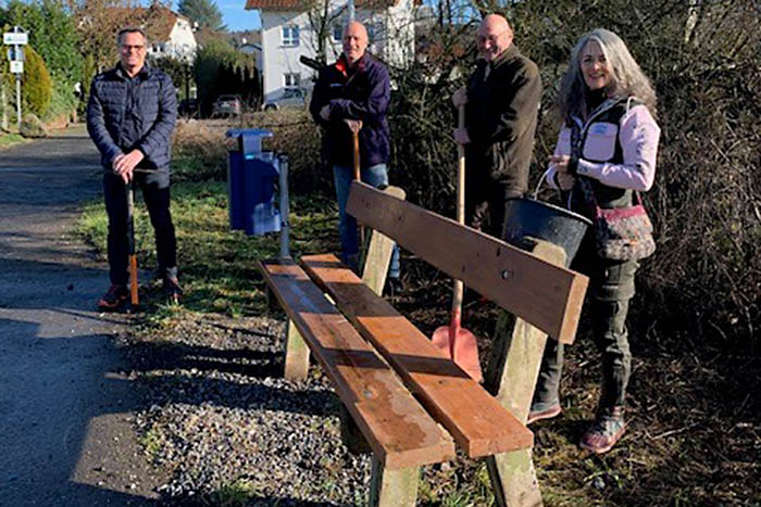 Klaus Becher, Volker Christ, Friedhelm Mehlbreuer und Nicole Mehlbreuer (v. li.) haben die neuste Ruhebank in der Grafenwiese Ecke Narzissenweg aufgestellt.
Foto: HVO